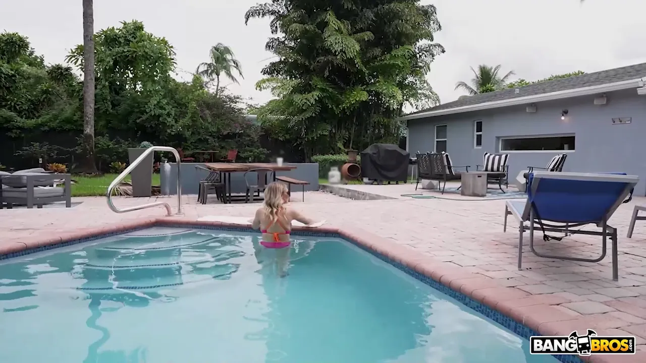 MILF Gigi Dior seduces her stepson for a creampie by the swimming pool
