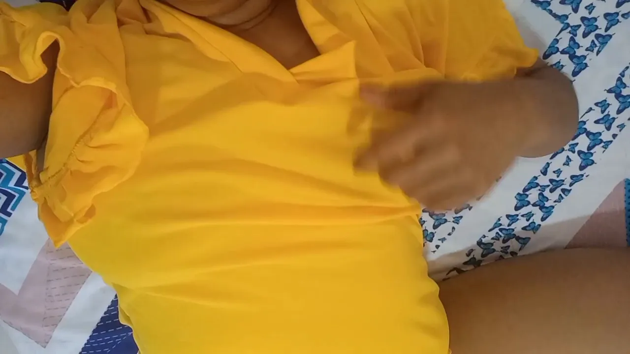 Housewife Jovencita Colegiala masturbates with big dildo and fingers her wet pussy