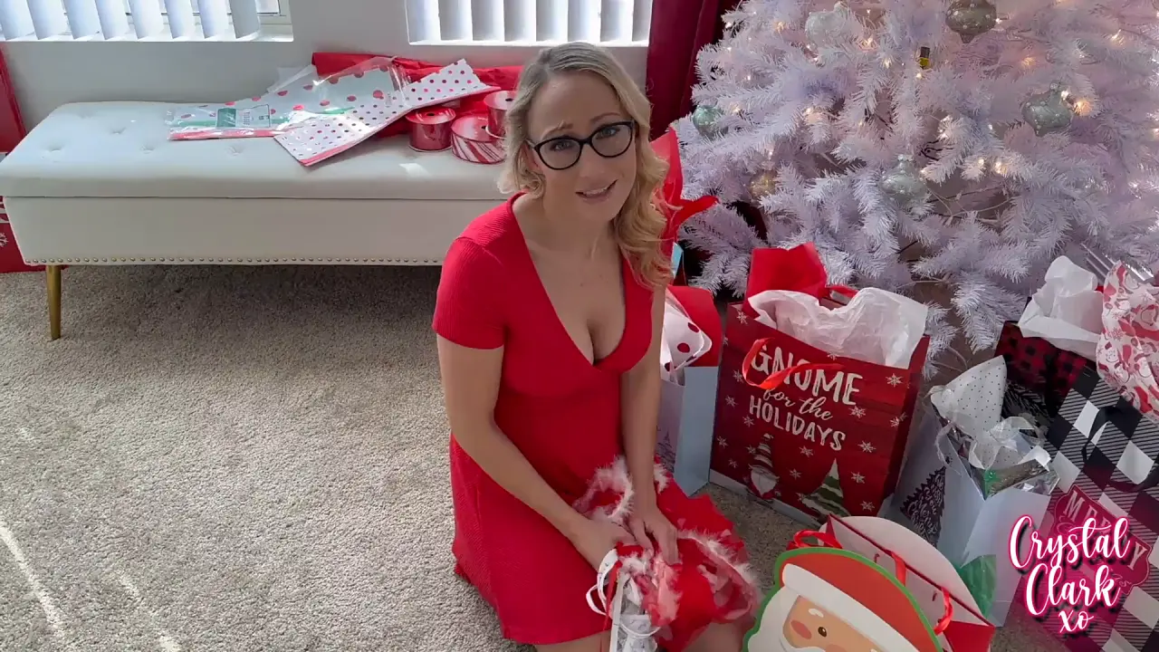 Blonde stepmom with big tits and ass shops for Christmas gifts before having wild