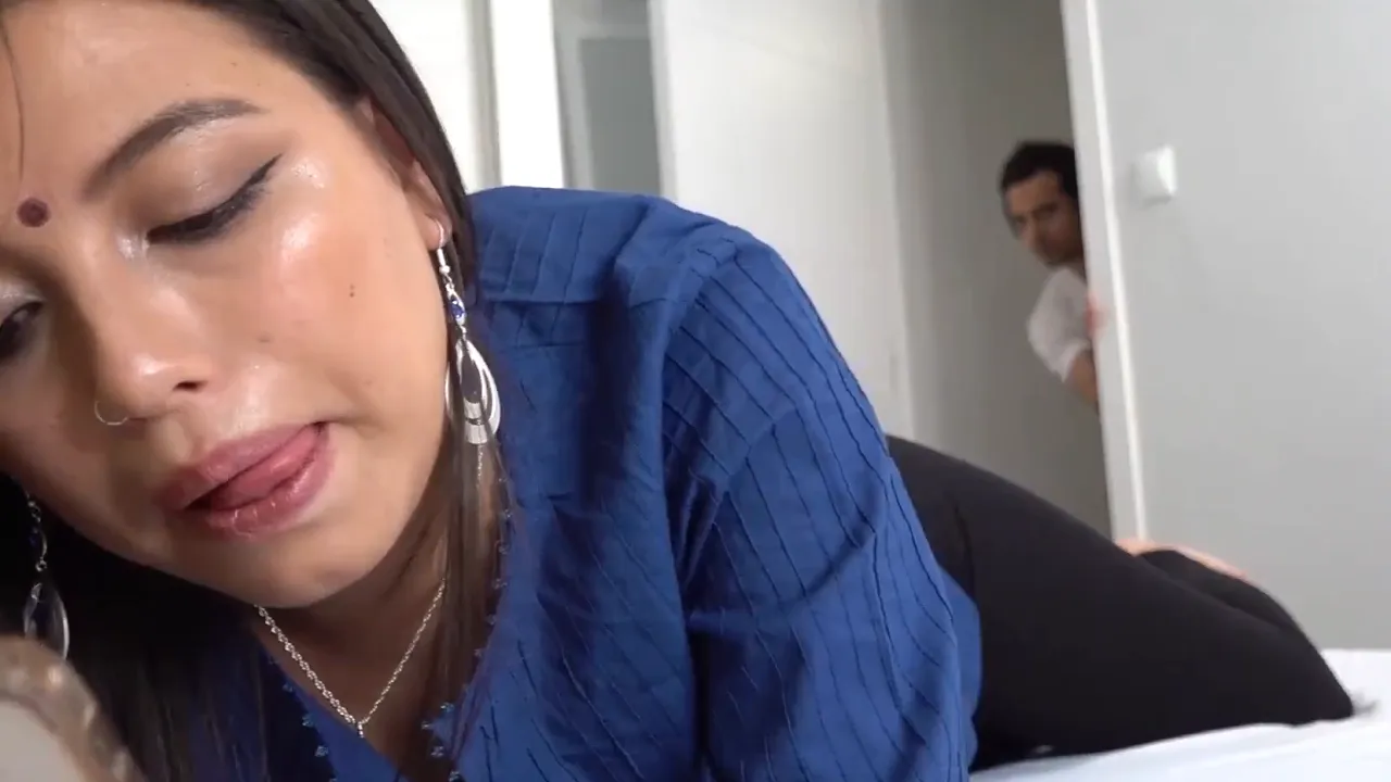 Beautiful Desi woman swallows a huge load of cum after sex with room service guy