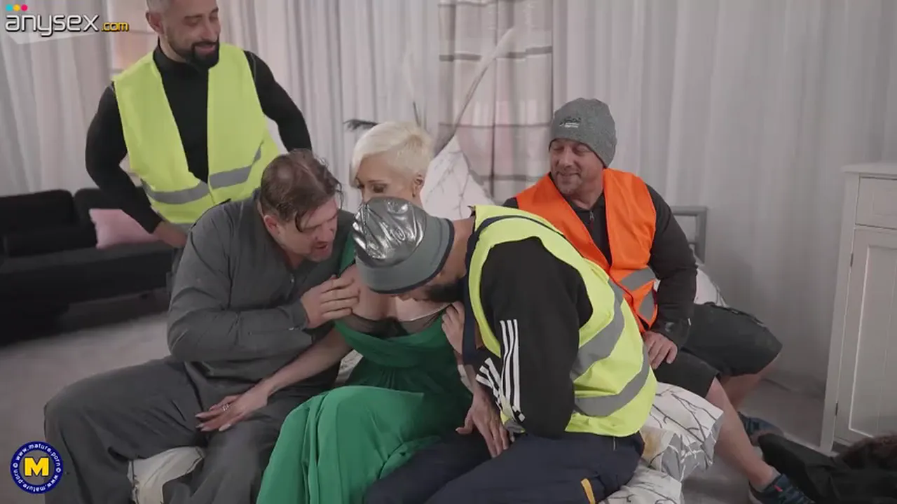 Big-titted MILF performs a gangbang blowjob and facial for four workers in bed