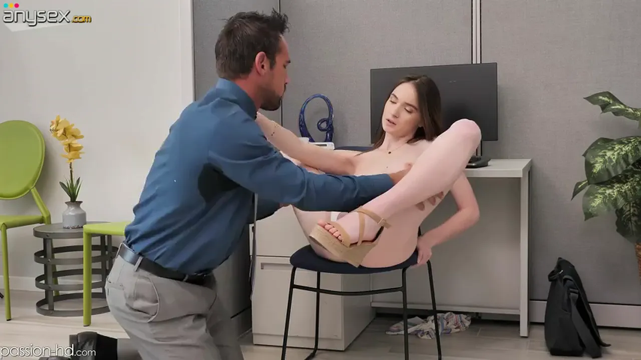 Johnny Castle catches Hazel Moore masturbating at work and has sex with her on the desk