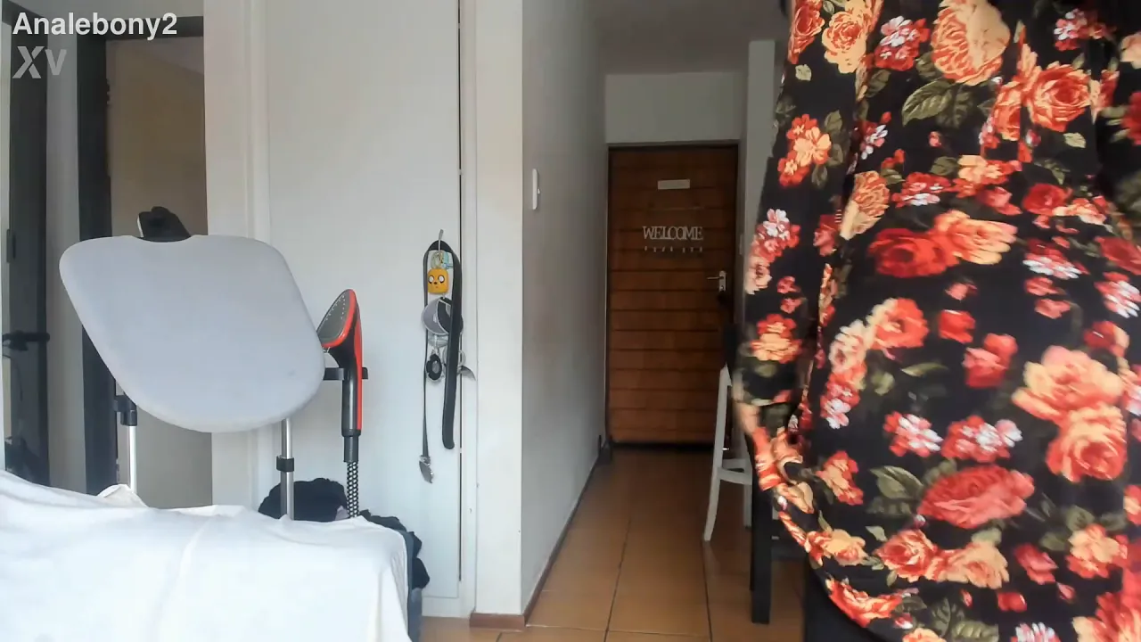 Ebony MILF teases her big natural booty in a sexy dance