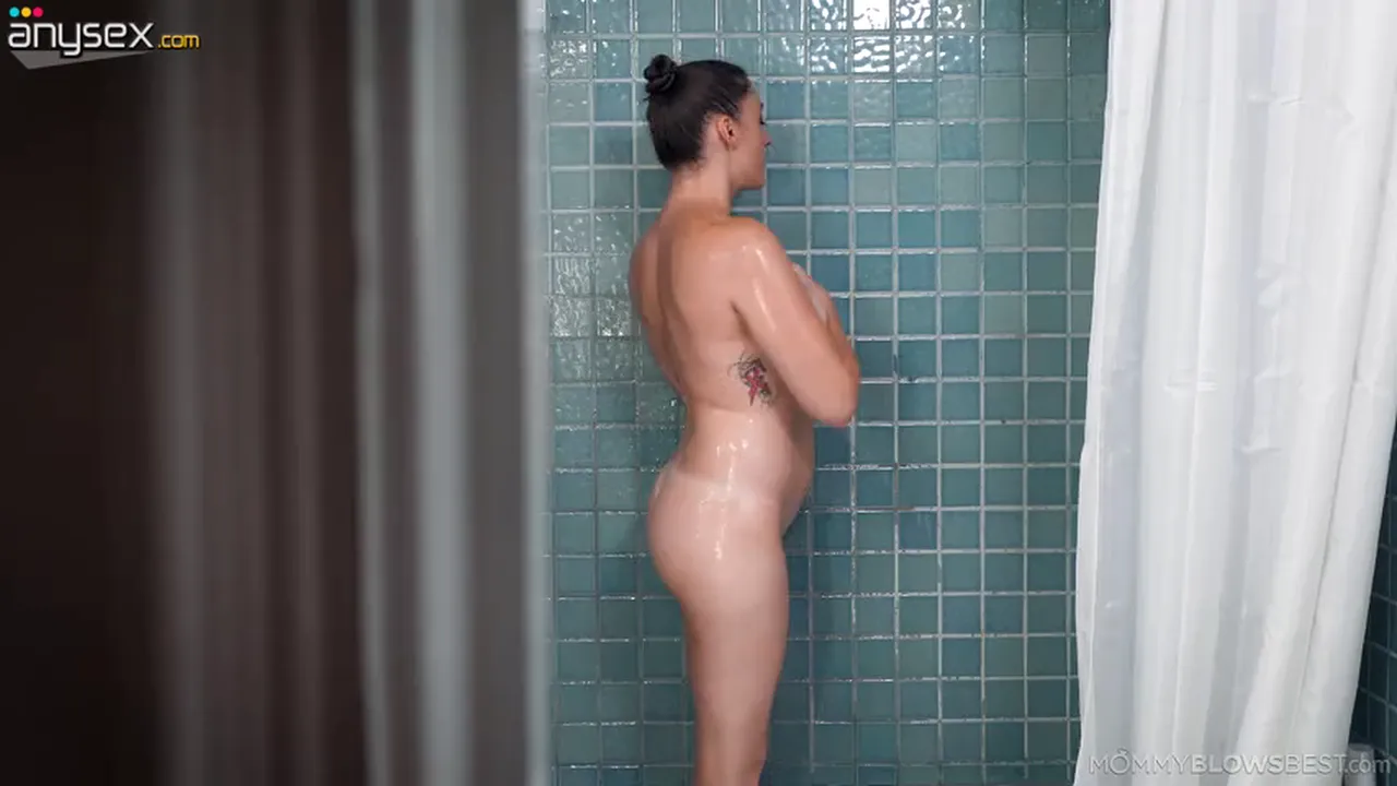 Brunette MILF Melanie Hicks gives her stepson a deepthroat blowjob after showering