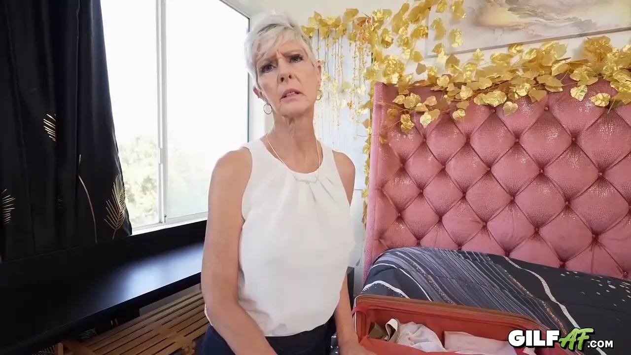Granny Foxxxy Darlin gets a big cock handjob in POV