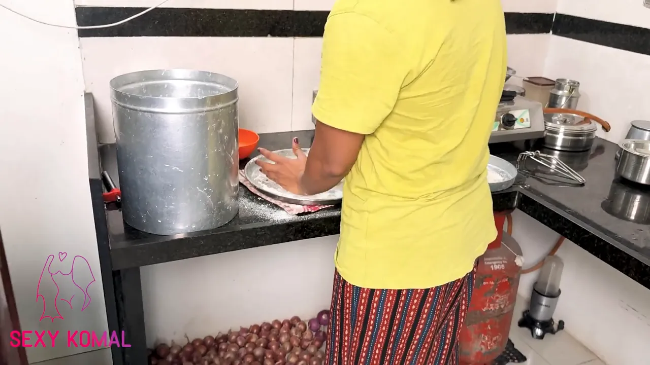 Indian housewife Komal cooks dinner and then sucks his cock