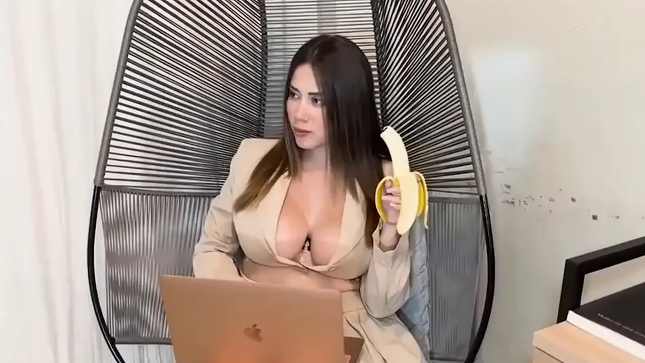 Colombian sexologist deepthroats and has sex with her client in her office