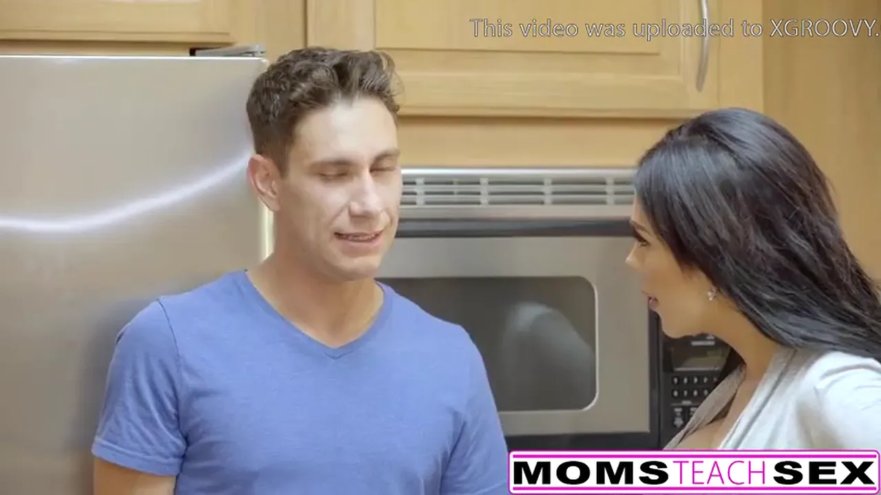MILF Jaclyn Taylor teaches her stepdaughter Sierra Nicole how to give a long-lasting