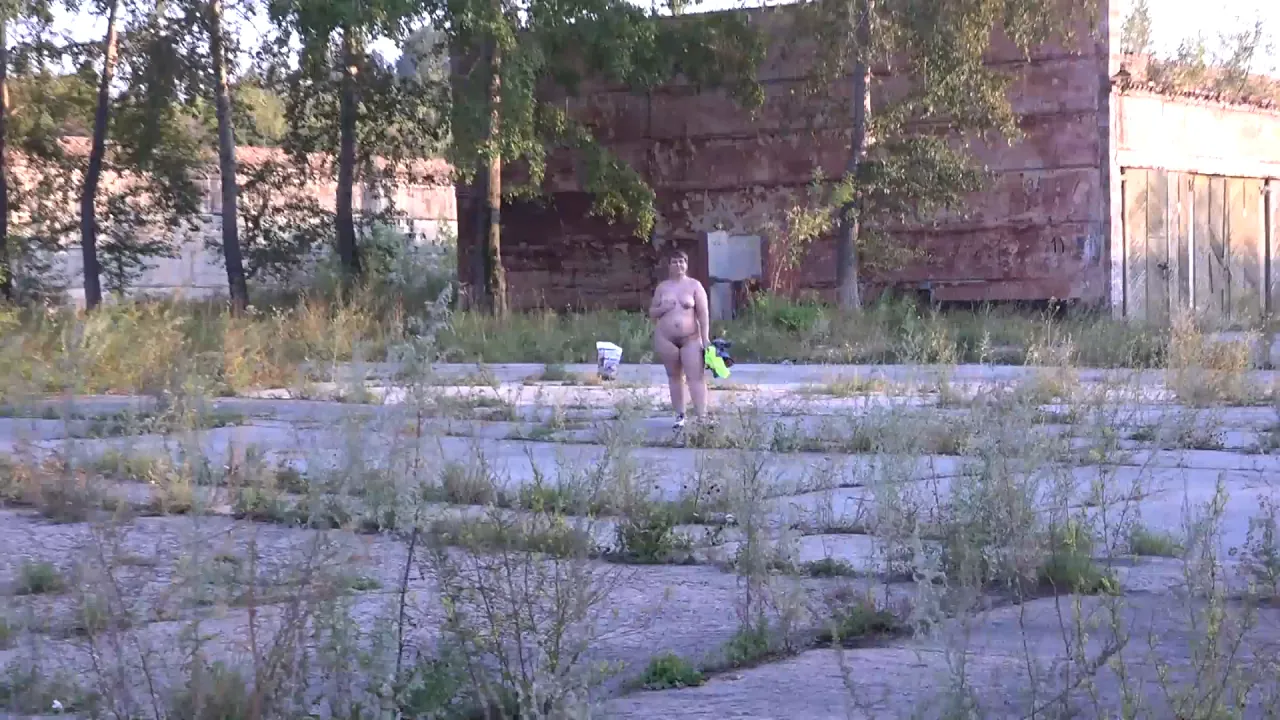Curvy MILF strips and shows her big walking ass under a short skirt in public