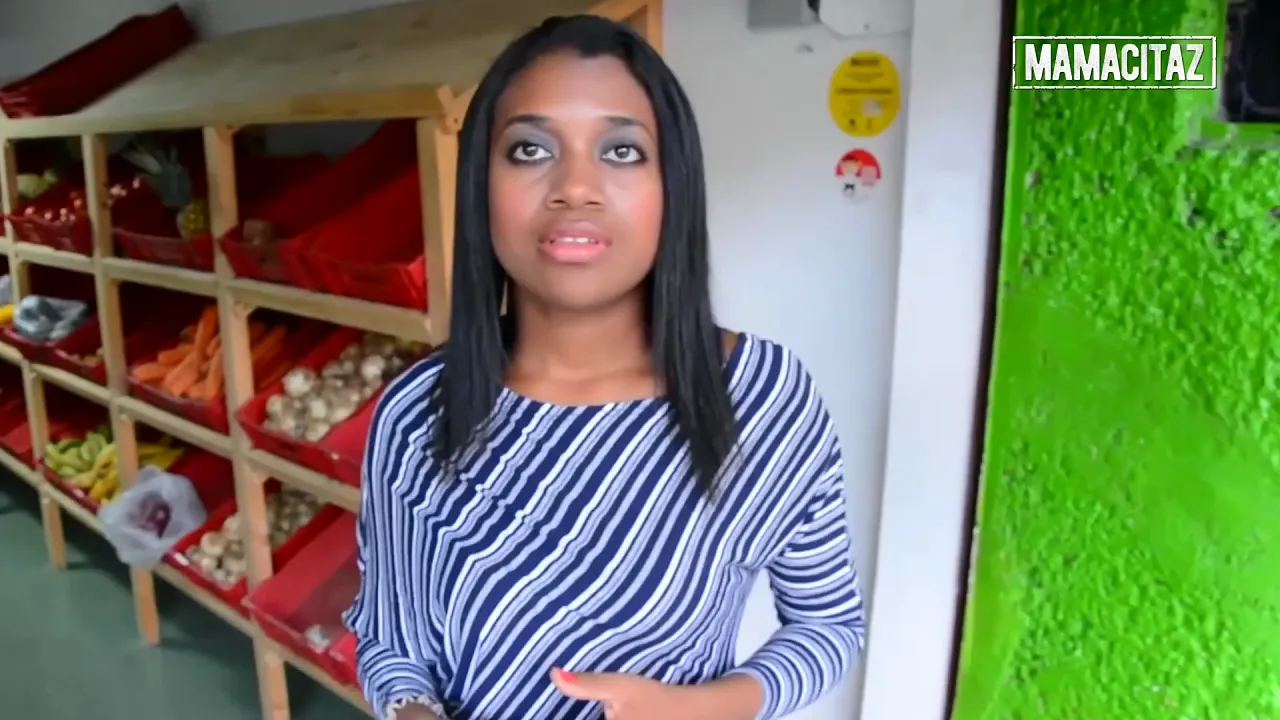 Latina babe exposes her big ass in the market and leaves with a stranger