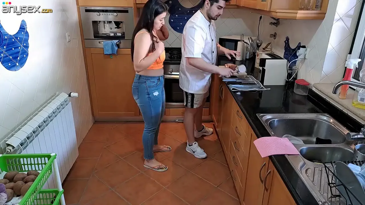 Amateur Latina MILF fucks chef in kitchen during cooking class, cums multiple times