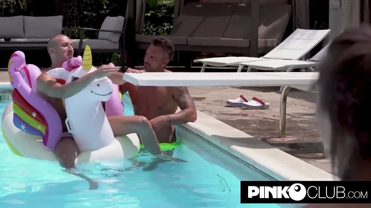 Two guys DP Giorgia Roma after she blows them in a threesome by the pool