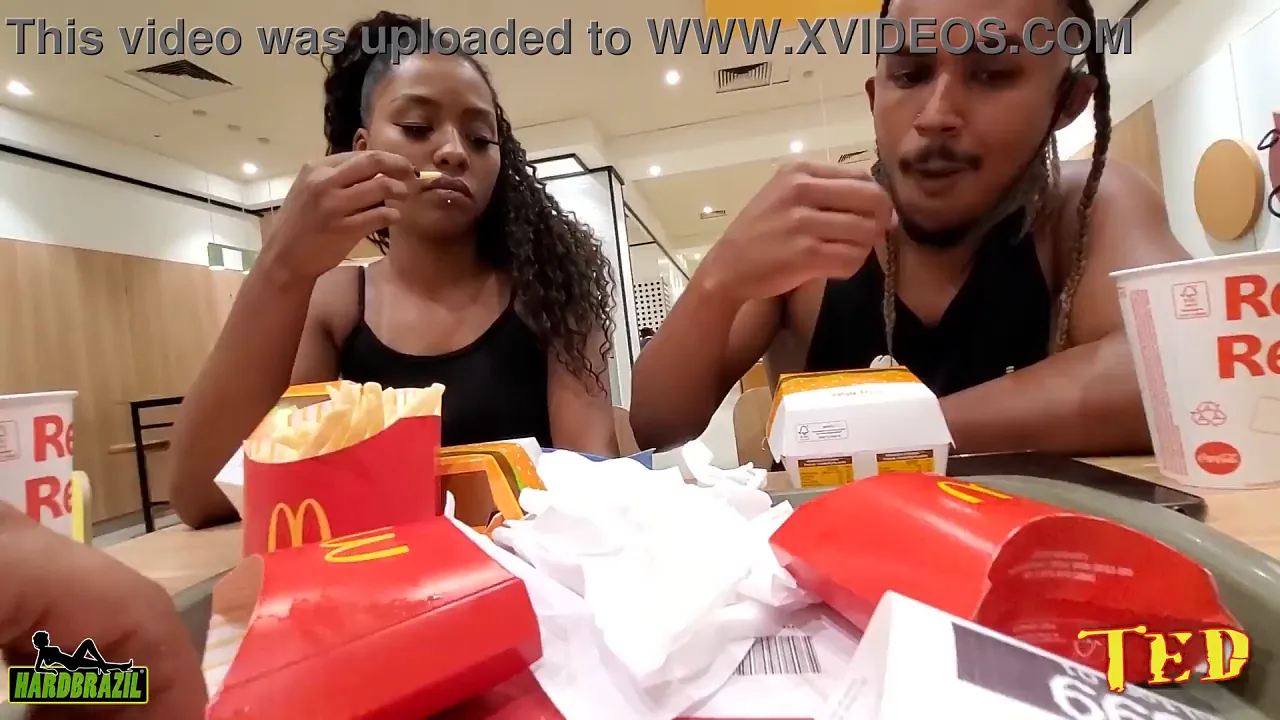 They get ready while having a snack at McDonald's - Casal Black RJ