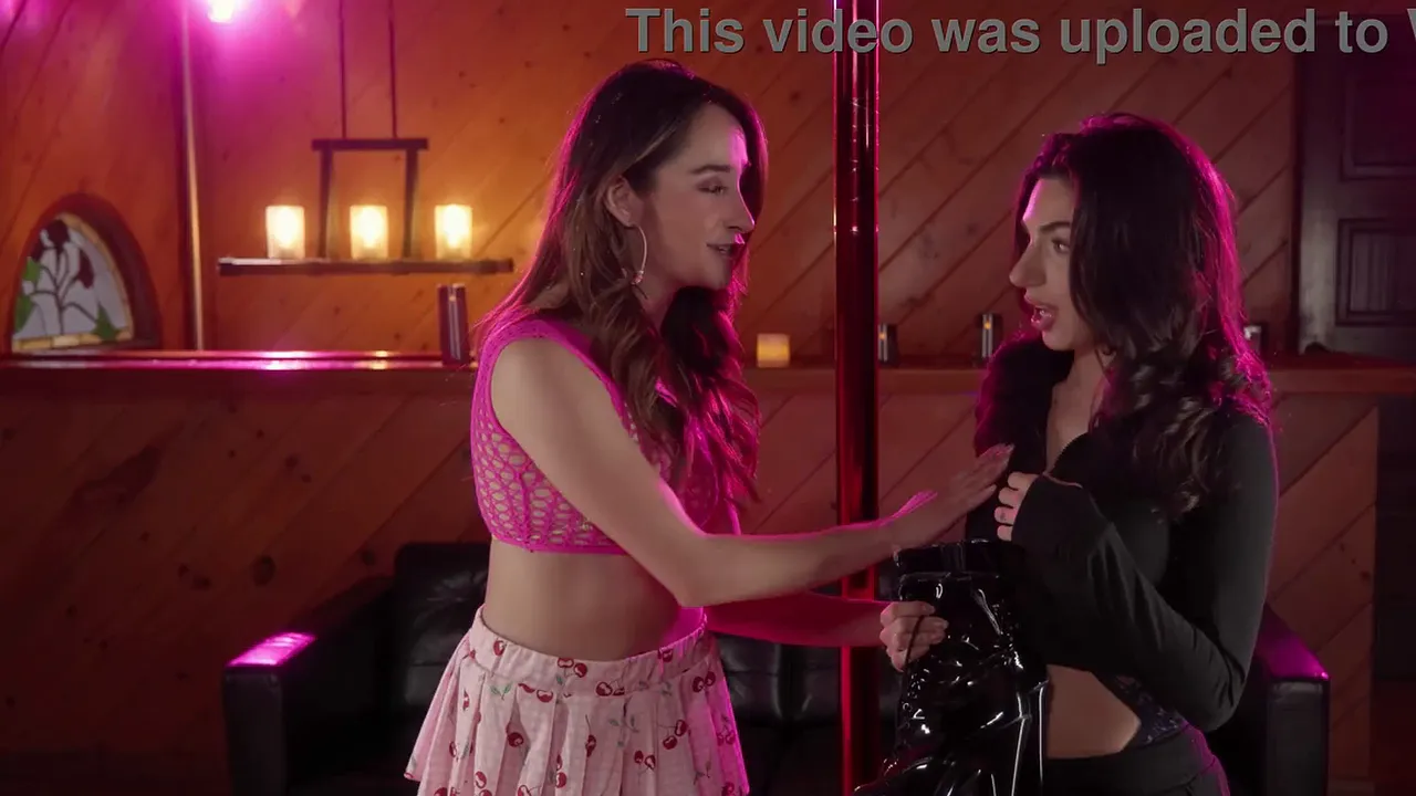 Lesbian hookup between Darcie Dolce and Isabella Nice