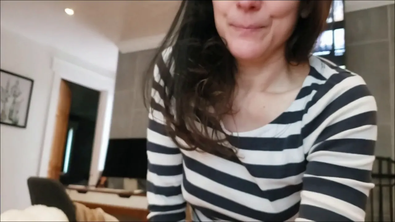 Virginia Earl's romantic MILF affair caught on camera in living room