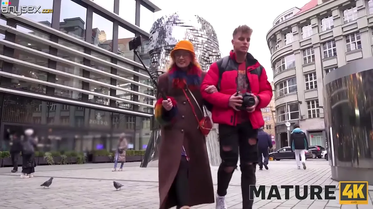 Young blogger picks up mature woman on streets for sex
