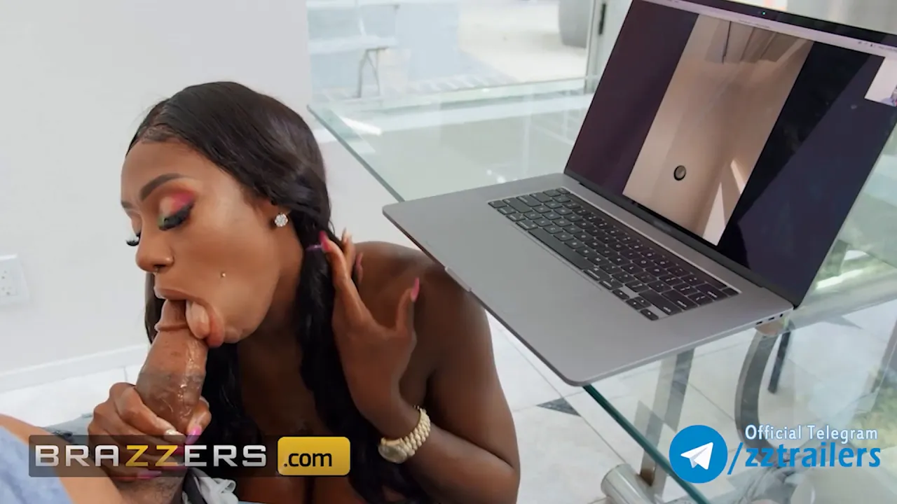 (Ebony Mystique) manages to distract her bf he follows her to the living room pounds her good - brazzers