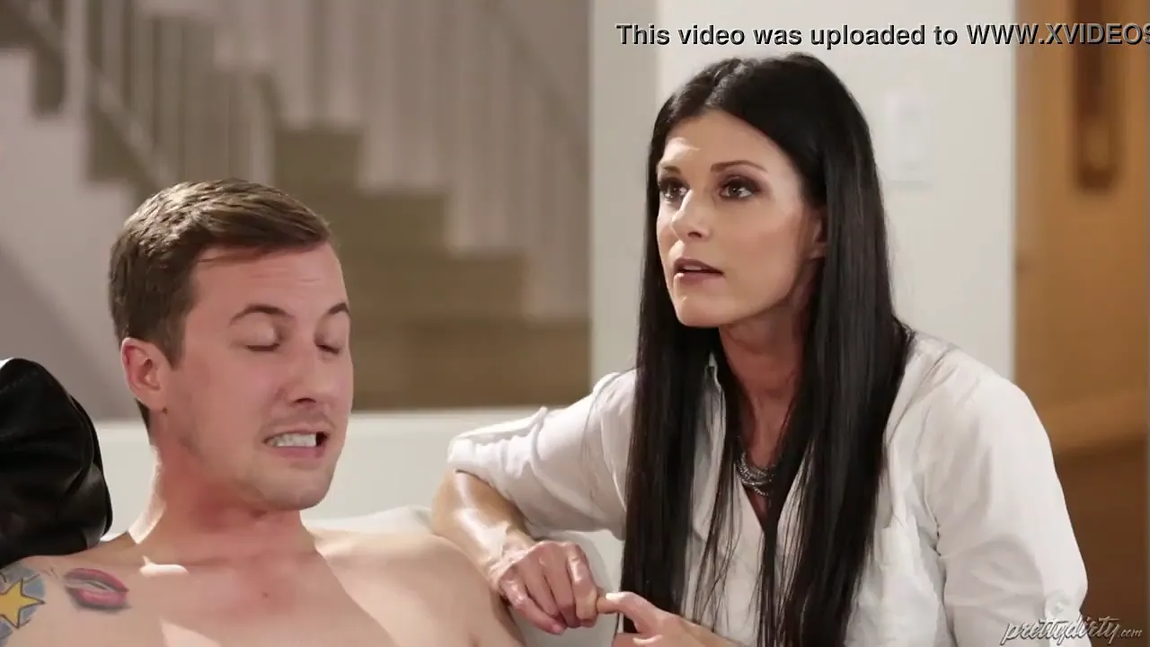 India Summer teaches Alexa Grace and Jessy Jones a deepthroat and double blowjob in
