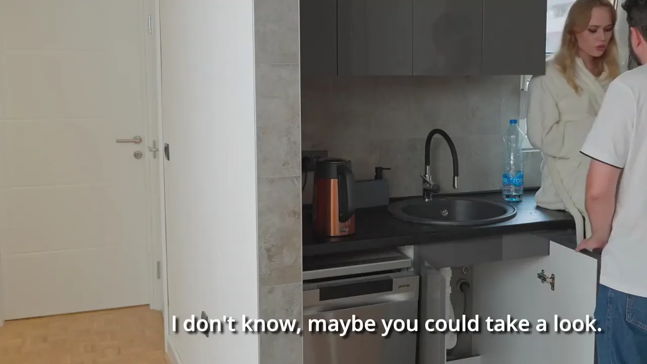 Blonde MILF Mari Moore offers to reward the plumber with a blowjob and sex