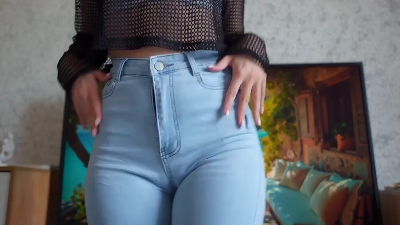 Curvy solo babe with a perfect huge booty twerks and dances in jeans