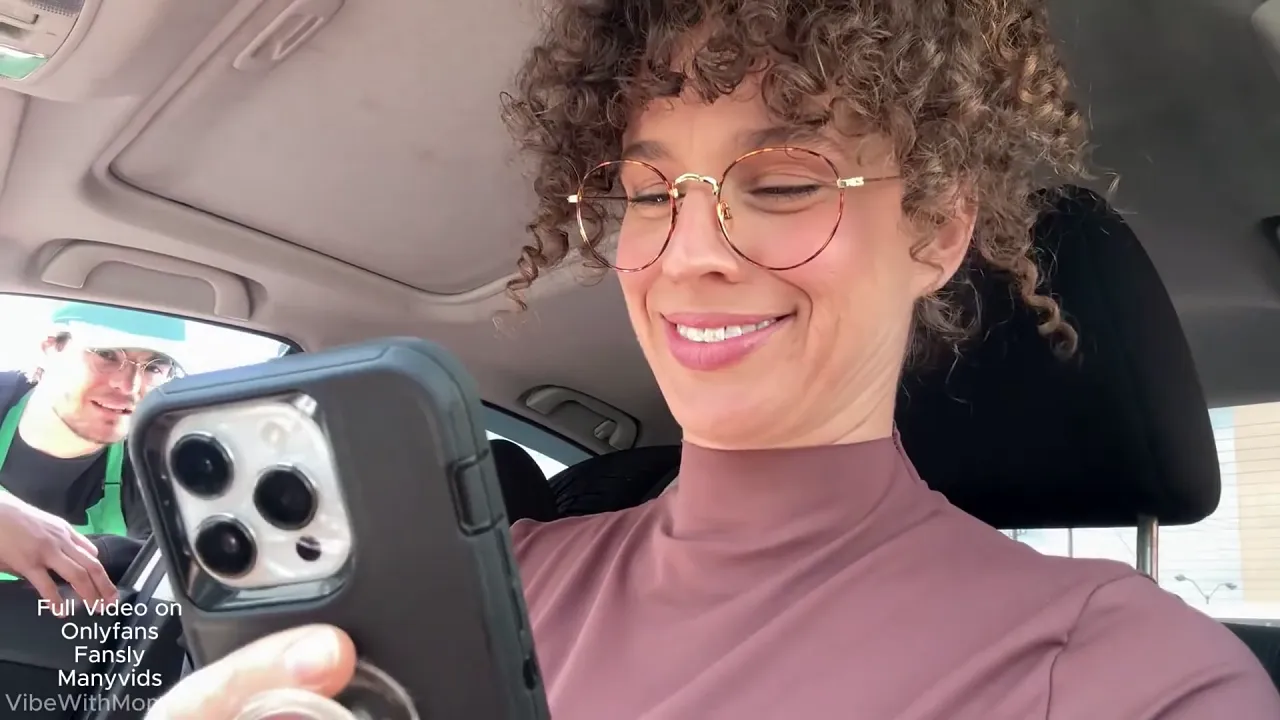 Vibewithmommy picks up fast food employee for public MILF hookup