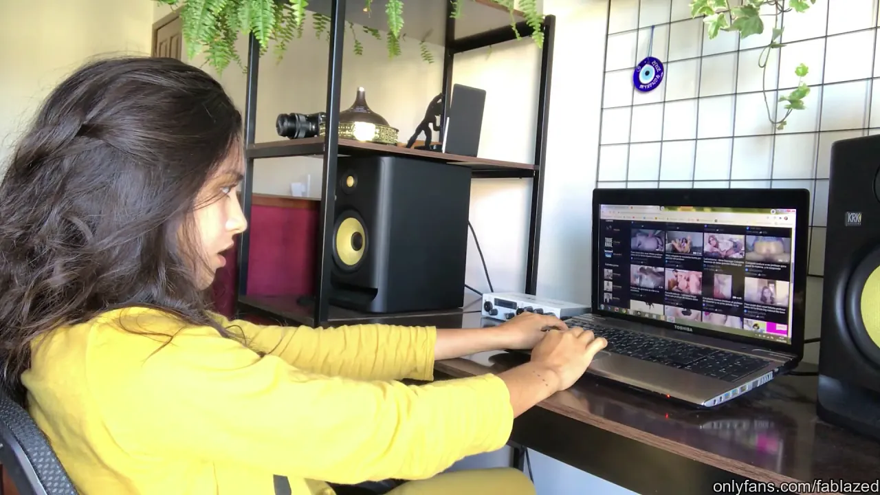 Fablazed masturbates to porn while working from home