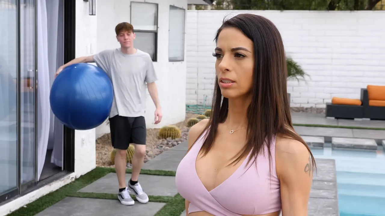 Personal trainer tests MILF Eva Long's pussy endurance with his big cock