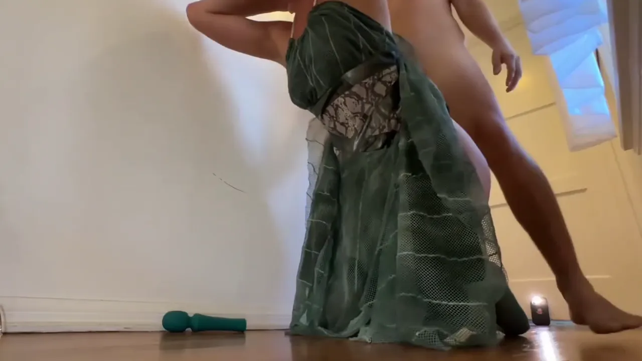 Curly Jewish MILF Vibewithmommy gets anal sex and a creampie from her stepson on the floor