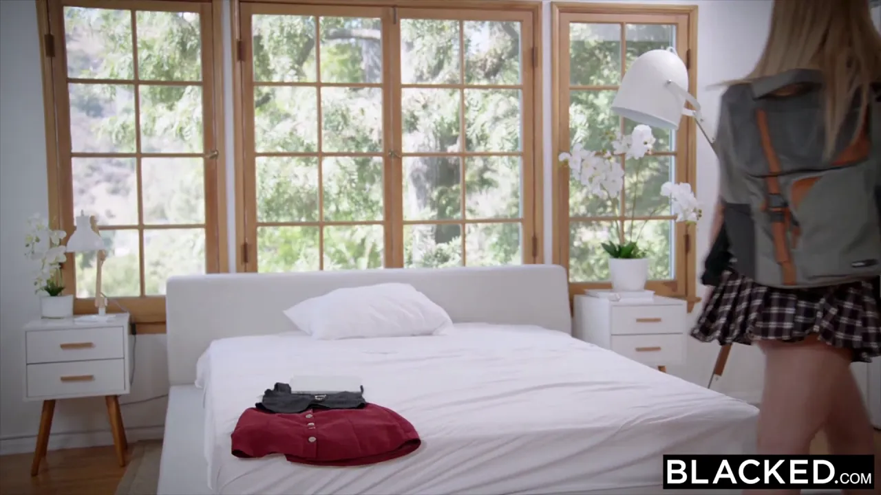 Blonde coed Blake Blossom seduces her roommate's boyfriend and gives him a deepthroat