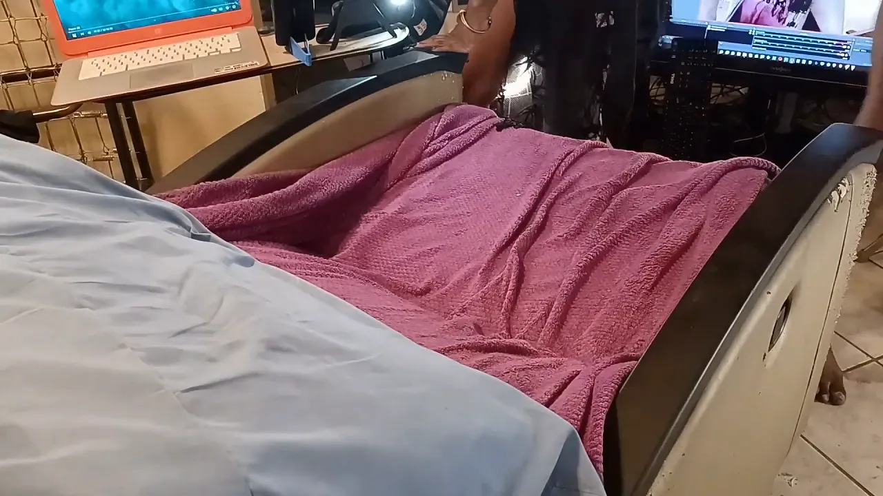 Ebony MILF worships herself solo