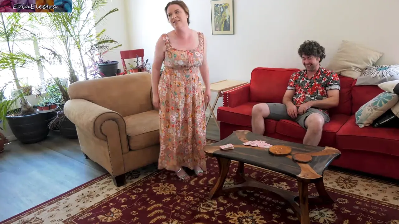 Curvy stepmom Erin Electra bets her stepson a creampie
