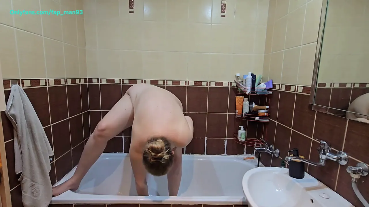 Blonde BBW shaves her big ass and tits in the shower