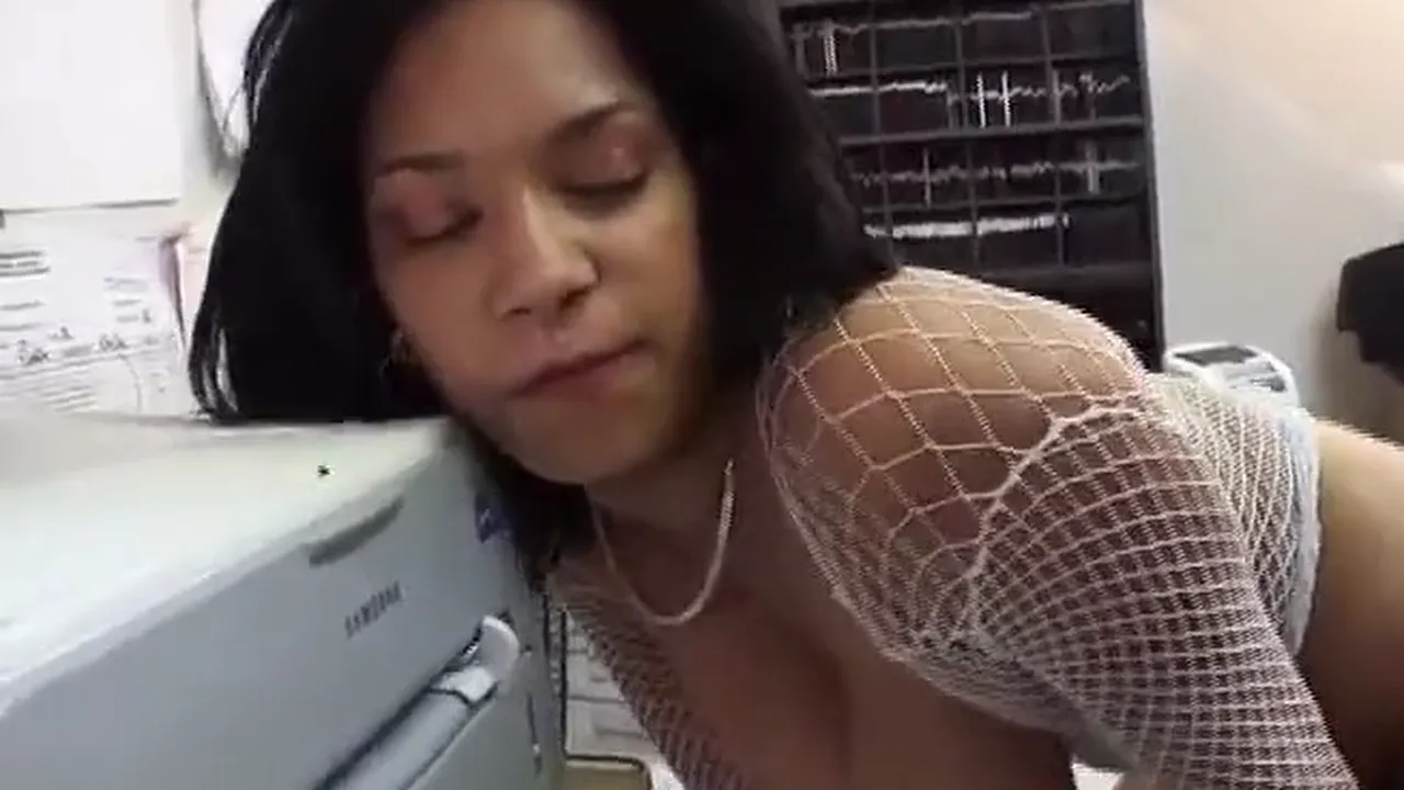 Vintage pro Jazmine Cashmere gives blowjobs and handjobs in hardcore video