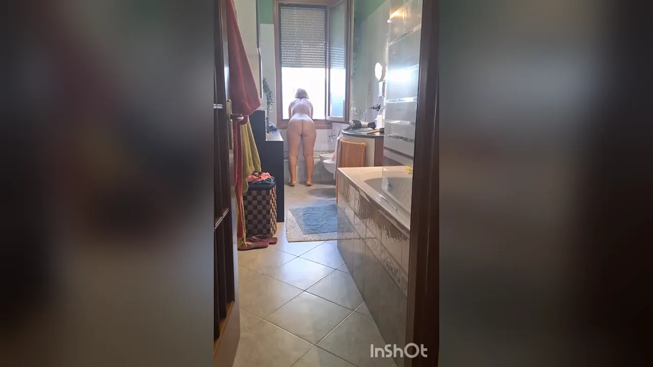 Homemade peeking and surprise sex with a mature wife in the bathroom