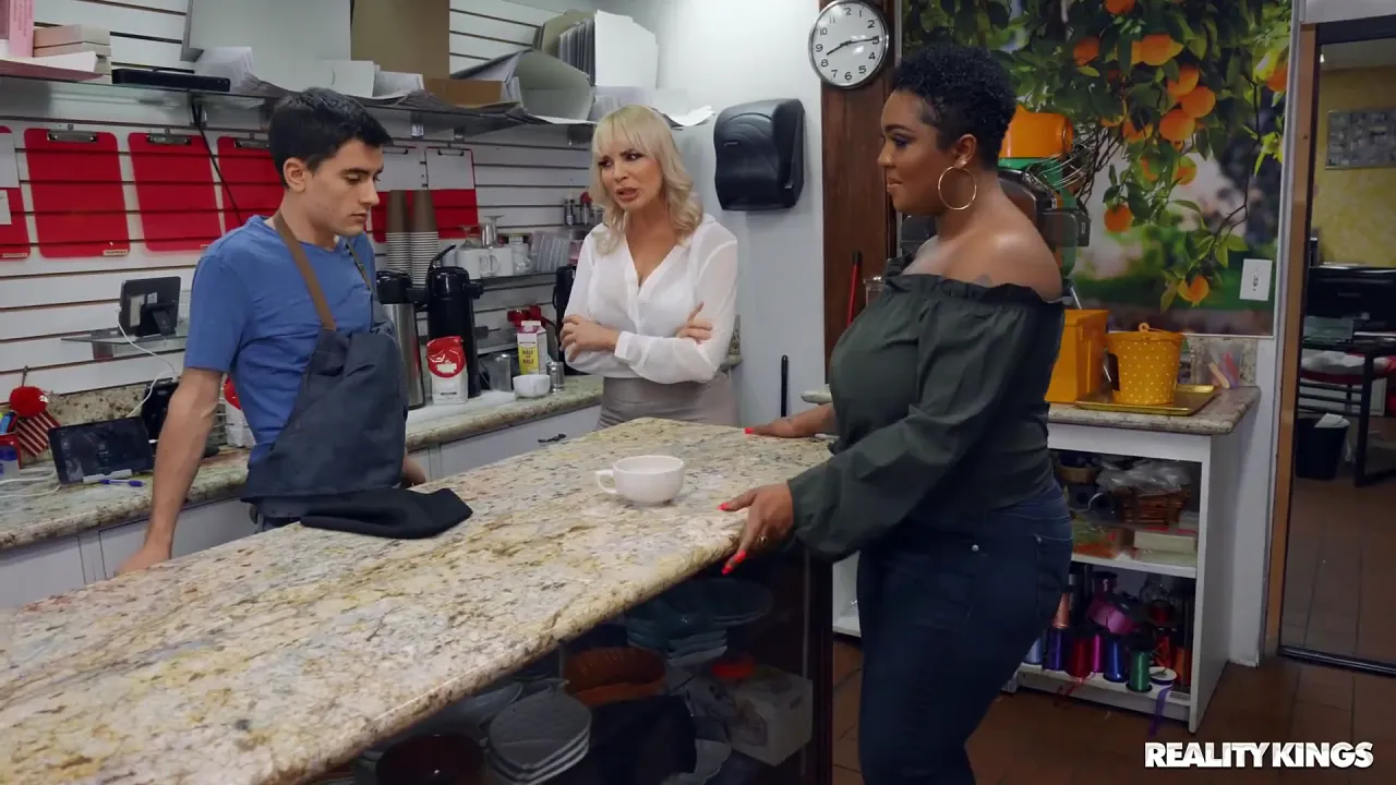 Two MILFs and a barista have an interracial threesome
