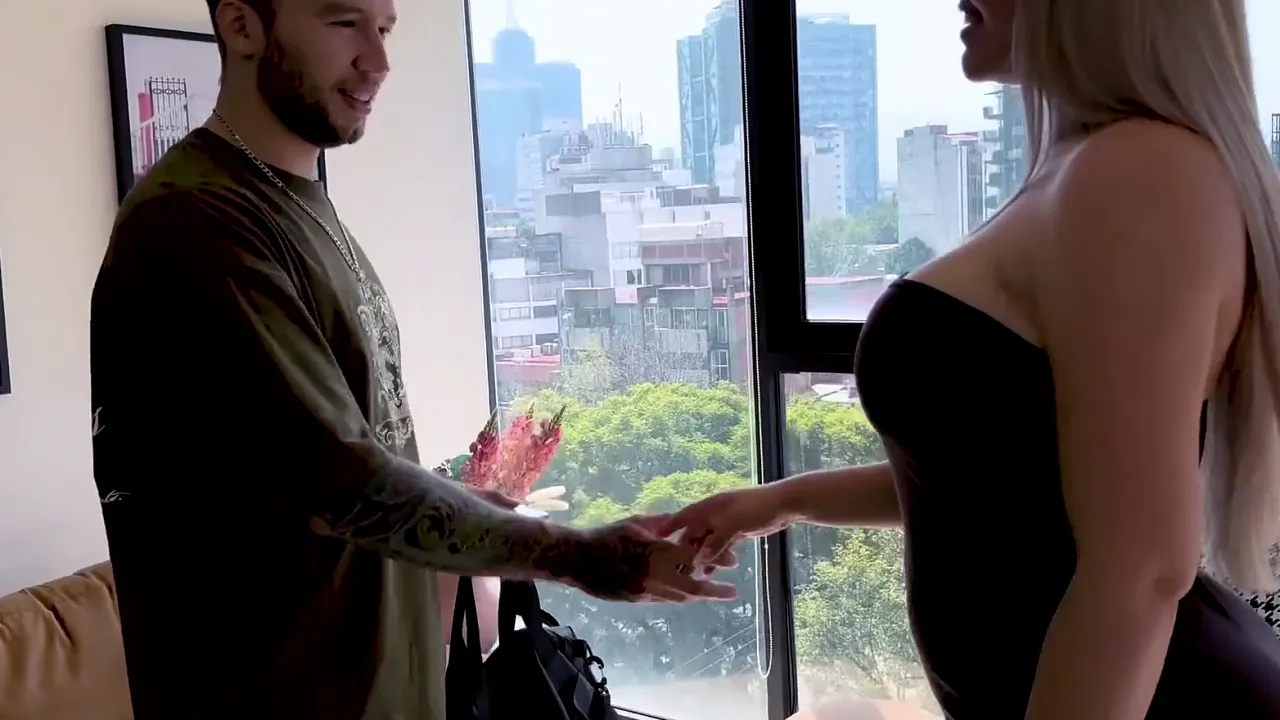 Hot and curvy blonde meets him for a quick fuck