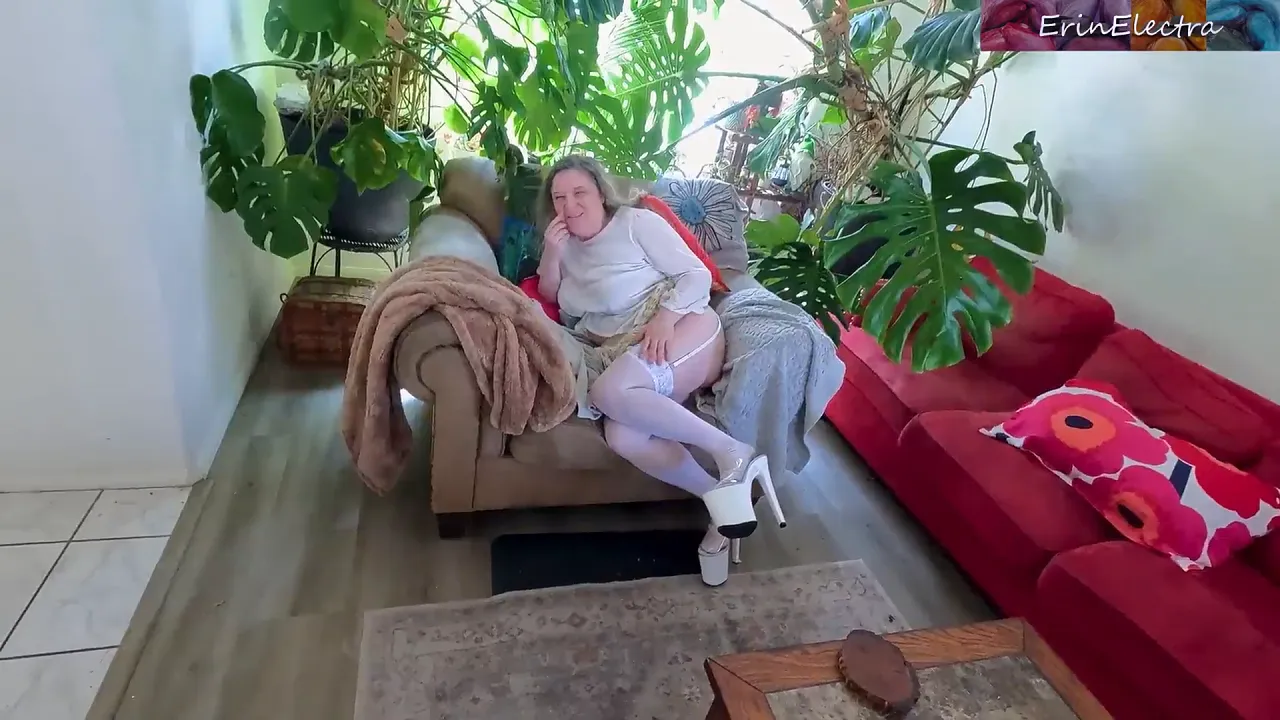 Curvy MILF stepmom gets fucked doggystyle by her stepson in homemade video