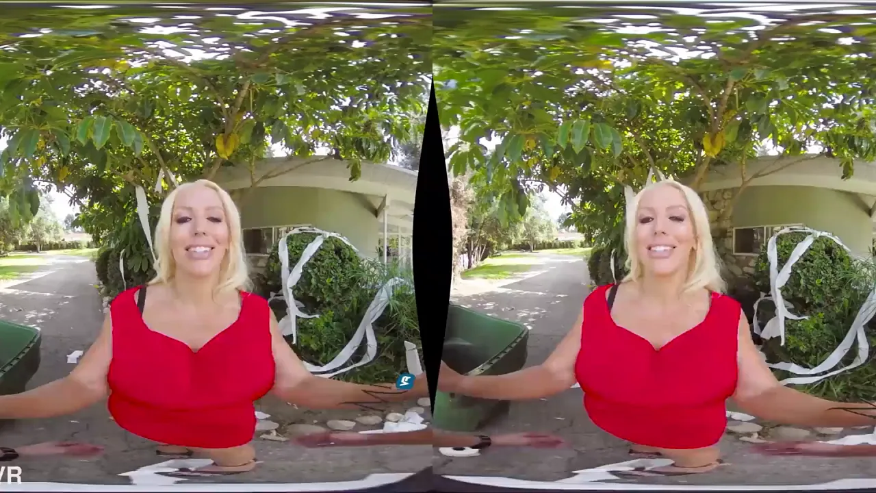 Blonde MILF Alura Jenson gives a blowjob and fucks in VR