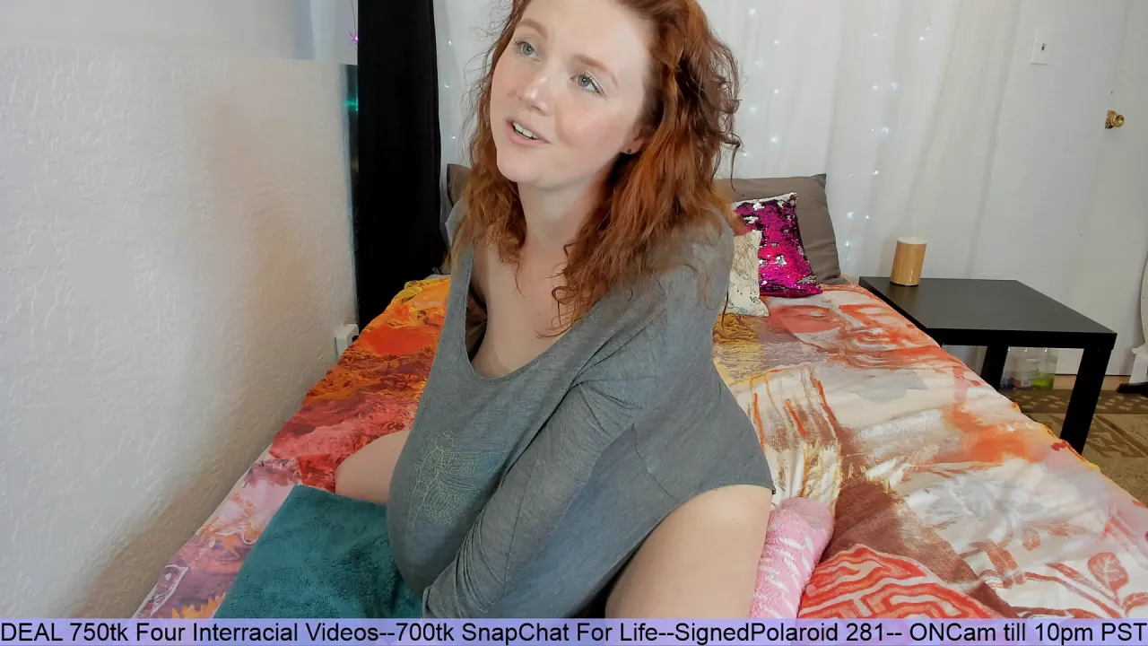 Haylee Love, the MILF and big-titted webcam babe, blows gum and balloons in her inflation