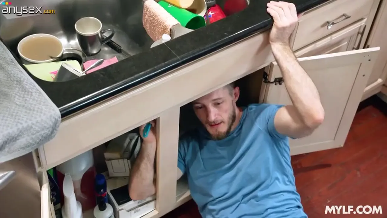 Housewife Kate Dee seduces plumber and gets fucked in various positions